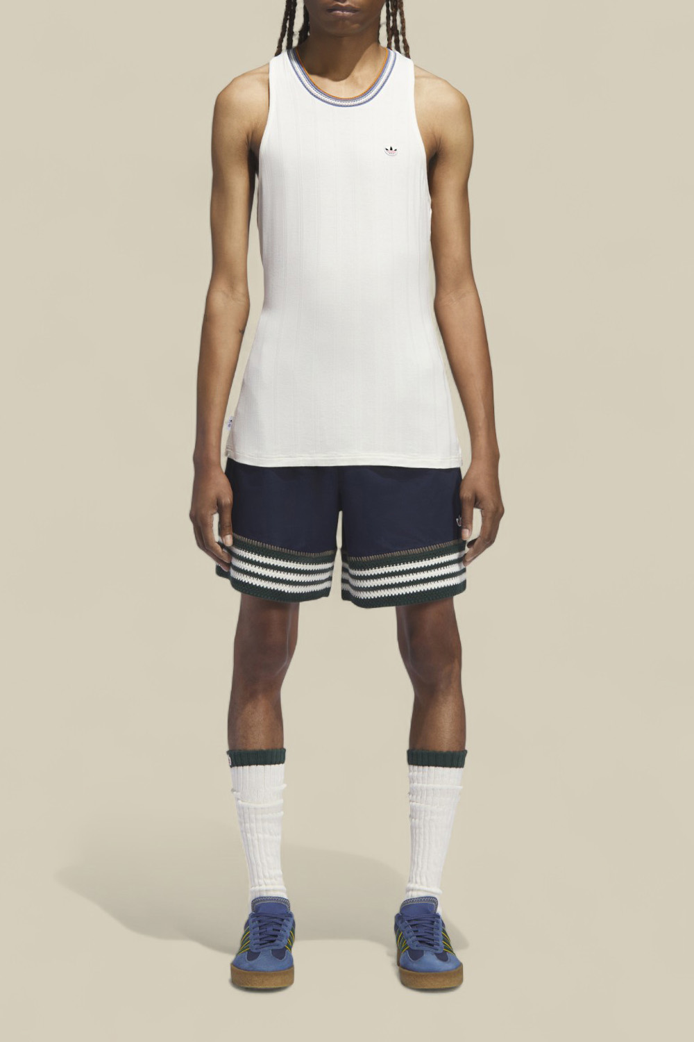 תמונת כל הלוק של אדידס X קלוט מכנסיים קצרים